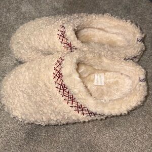 Kooba Cozy Cream Slippers with Red Accents size XL